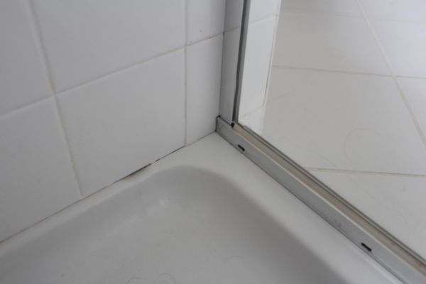 removing shower caulk 2